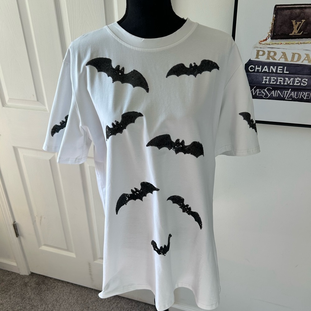 Sequin bat adorable white stretchy tee xxxl fits like xxl or xl. NWOT